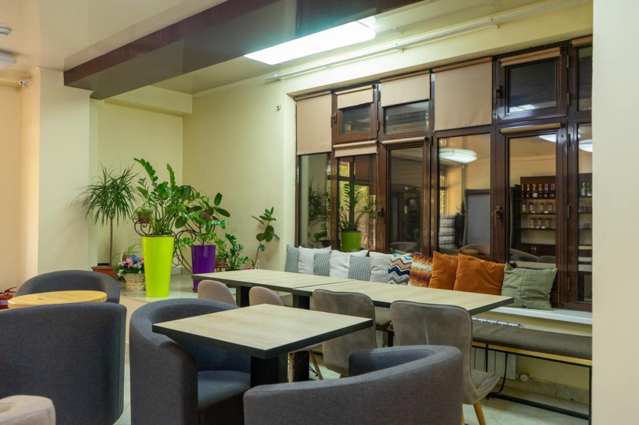 7 Days Hotel Almaty Exterior foto