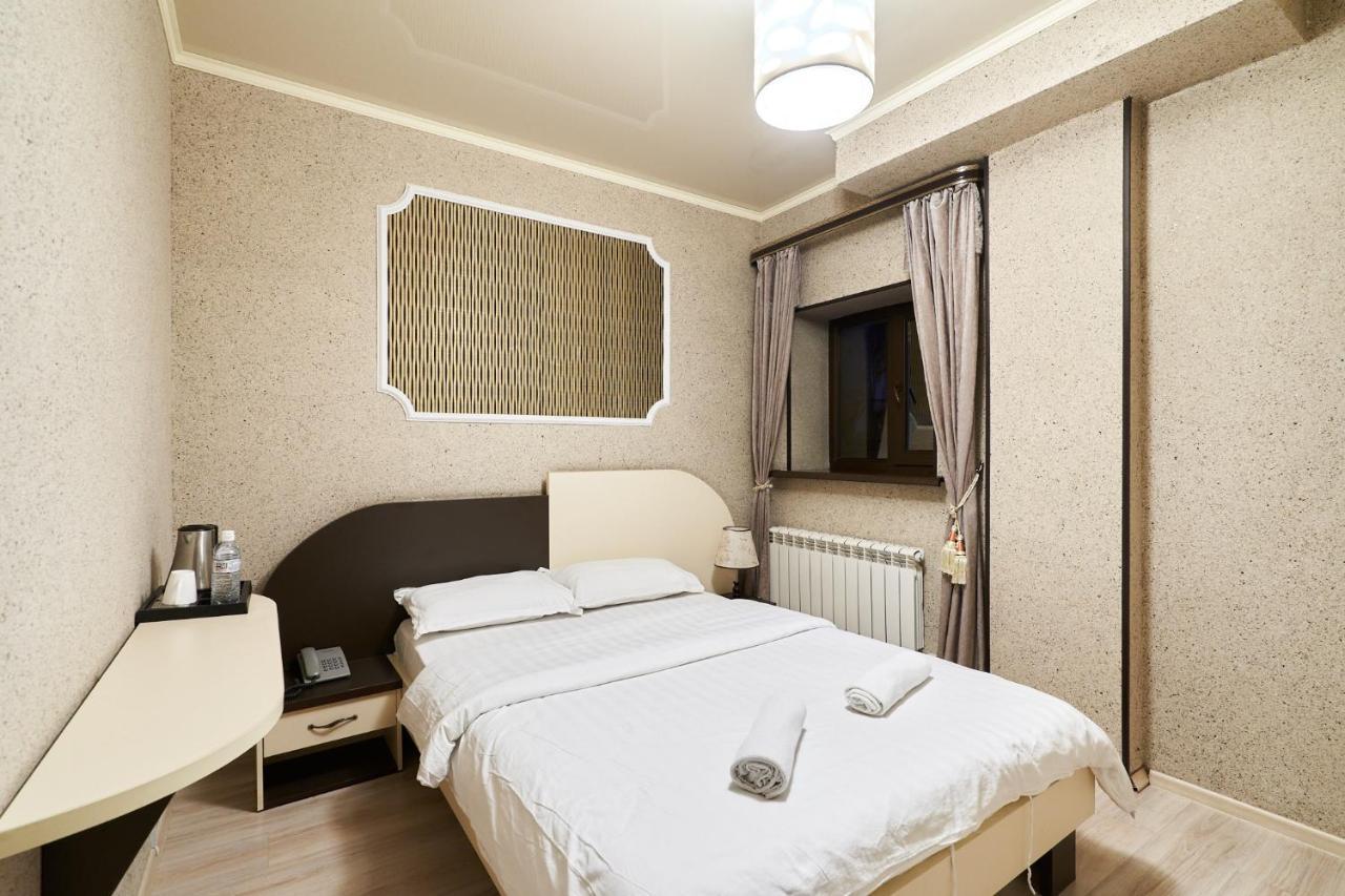 7 Days Hotel Almaty Exterior foto